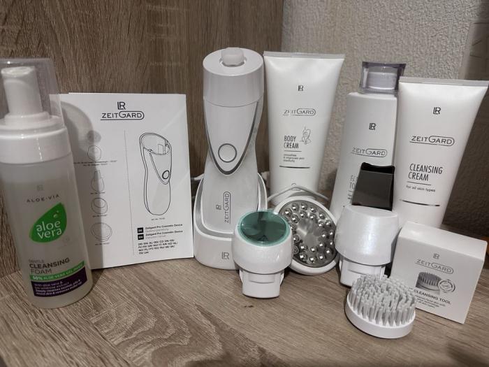 Продавам LR ZEITGARD Pro Cosmetic Device – оригинален комплект в отлично състояние.