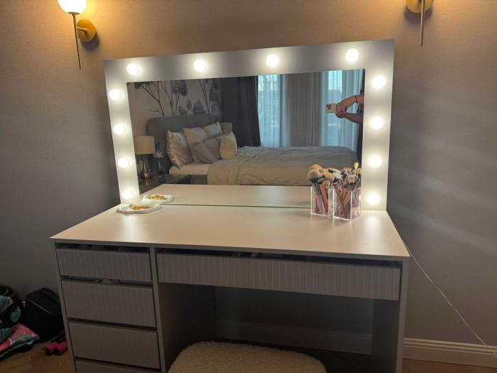 Тоалетка с огледало в отлично състояние (Vanity table with mirror in excellent condition)
